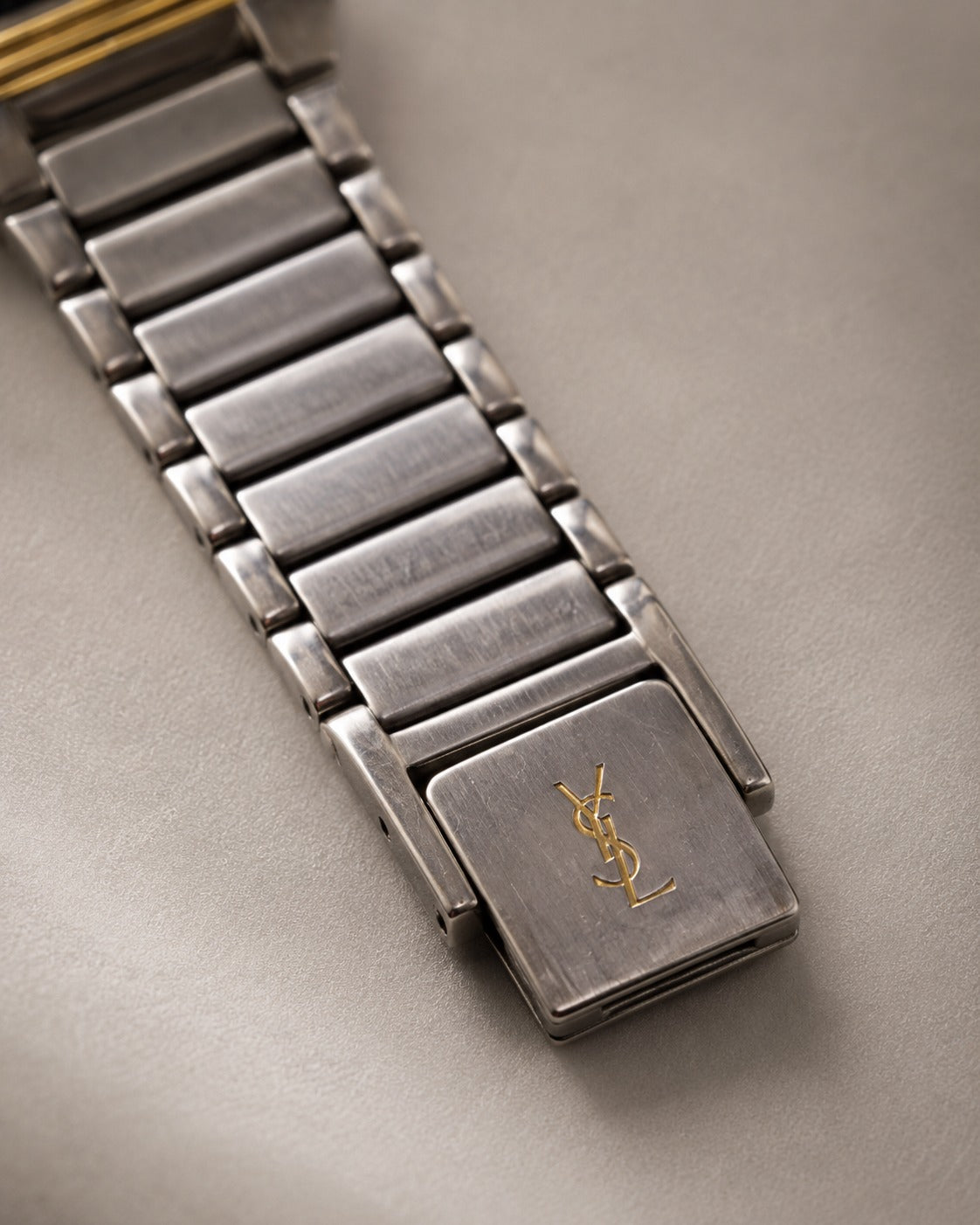Yves Saint Laurent tank z czarną tarczą