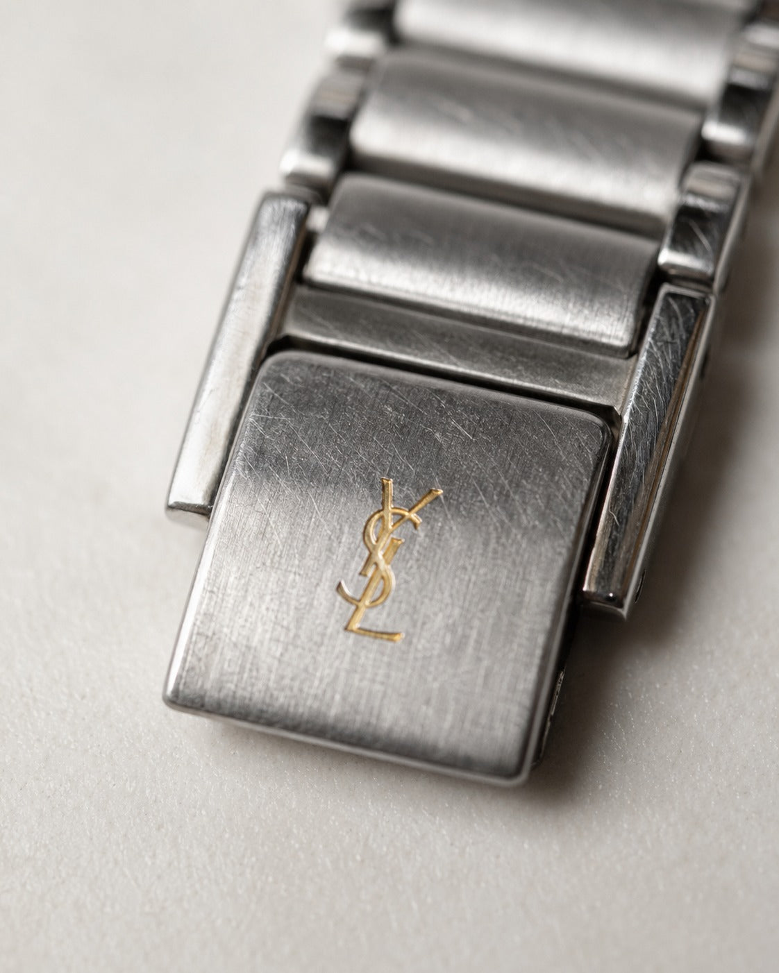 Yves Saint Laurent tank z czarną tarczą